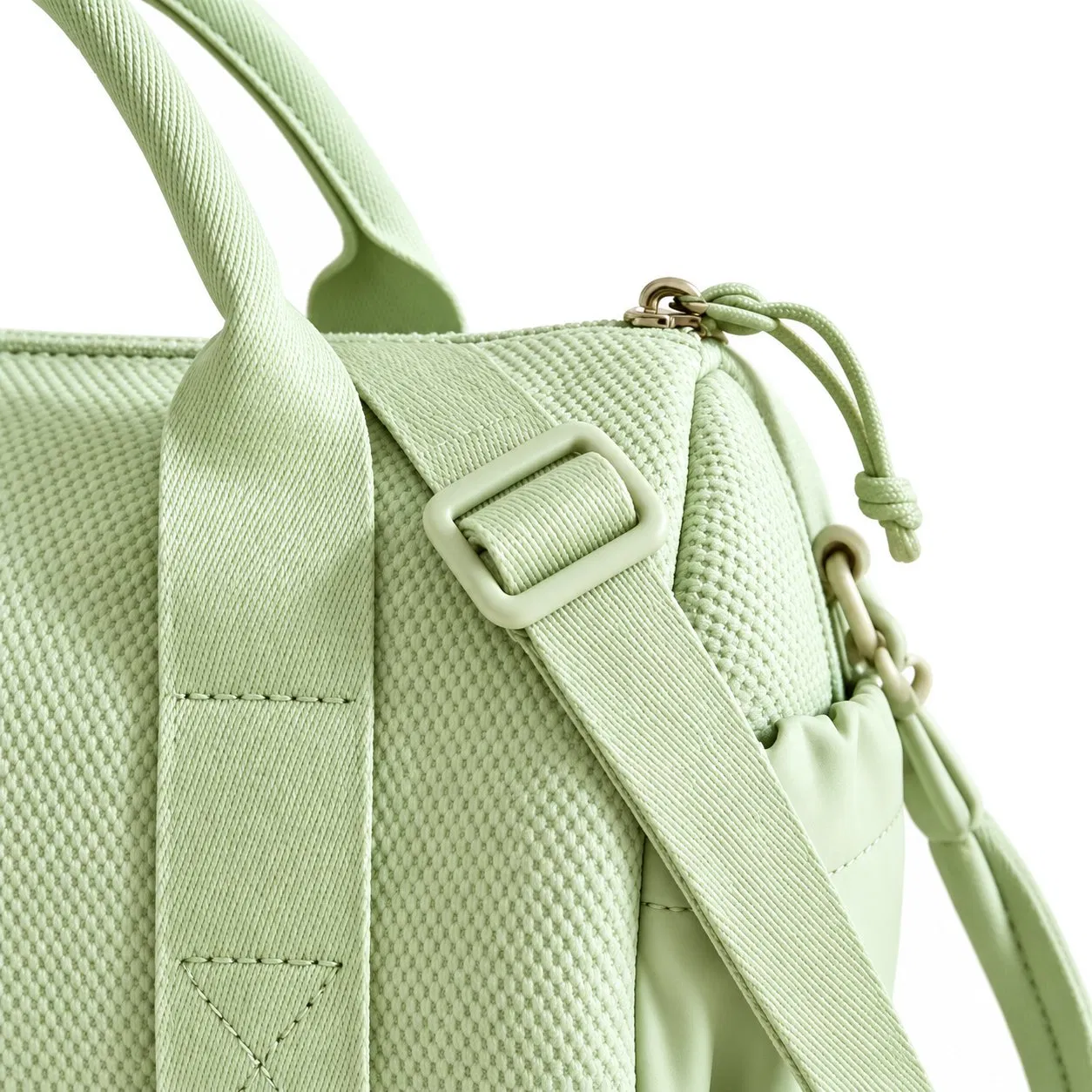 Unisex Lightweight Polyester Gym Duffle Bag with Adjustable Shoulder Strap and Zipper Closure
